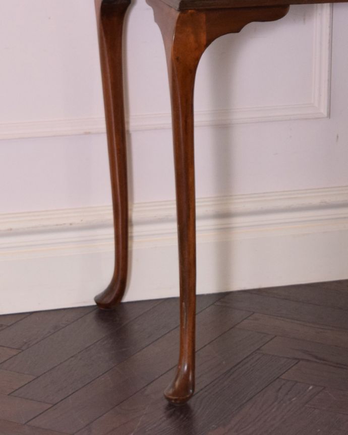 ビューロー　アンティーク家具　ウォルナット材のアンティーク英国家具、脚の曲線が美しい小さいライティングビューローデスク 。きちんと支えます。(q-941-f)