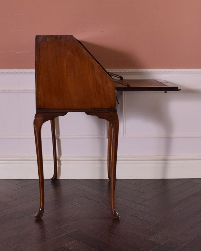 ビューロー　アンティーク家具　ウォルナット材のアンティーク英国家具、脚の曲線が美しい小さいライティングビューローデスク 。ビューローを閉じると、スッキリとしたキャビネットに。(q-941-f)