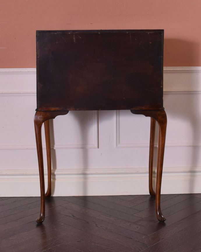 ビューロー　アンティーク家具　ウォルナット材のアンティーク英国家具、脚の曲線が美しい小さいライティングビューローデスク 。アンティークは新品ではないので、もちろん経年変化によるキズはありますが、専門の職人が目立たないようキレイにお直しをしているので、後姿までキレイです。(q-941-f)