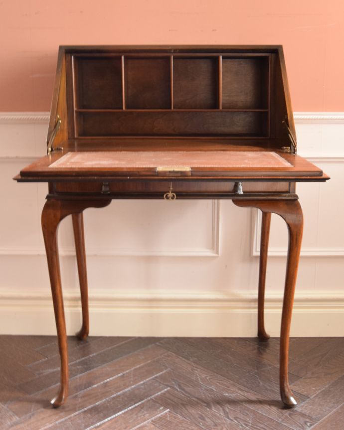 ビューロー　アンティーク家具　ウォルナット材のアンティーク英国家具、脚の曲線が美しい小さいライティングビューローデスク 。棚に化粧品を片付ければ、奥様のドレッサー代わりにもなりますよ。(q-941-f)
