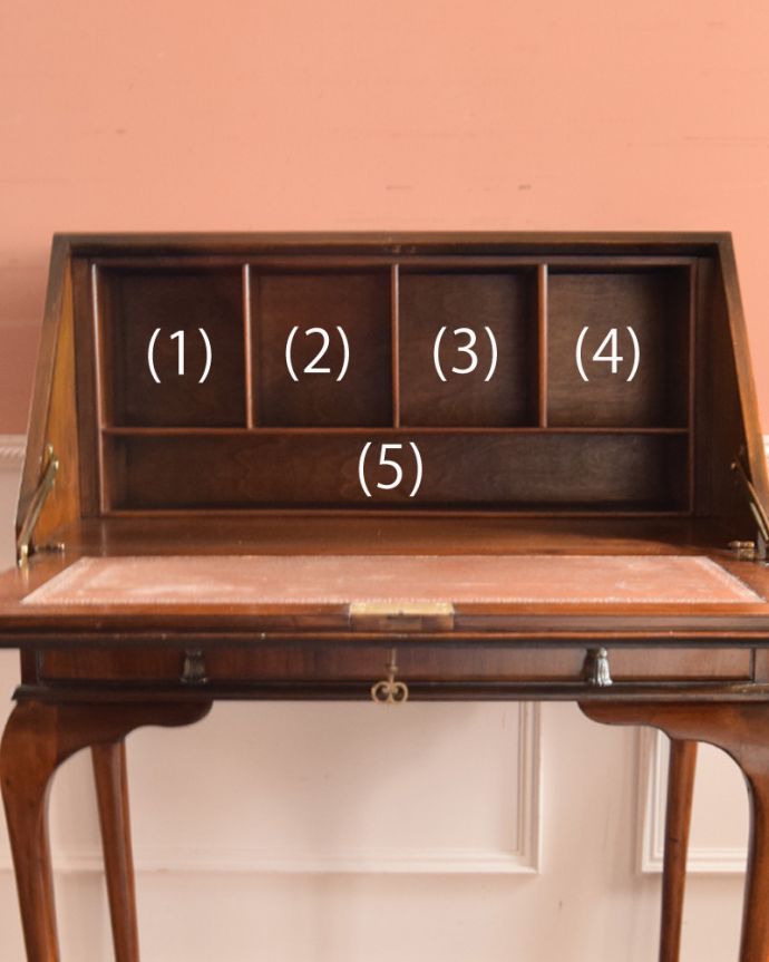 ビューロー　アンティーク家具　ウォルナット材のアンティーク英国家具、脚の曲線が美しい小さいライティングビューローデスク 。この通り天板は広々しているので、パソコンデスクとしても活躍してくれます。(q-941-f)