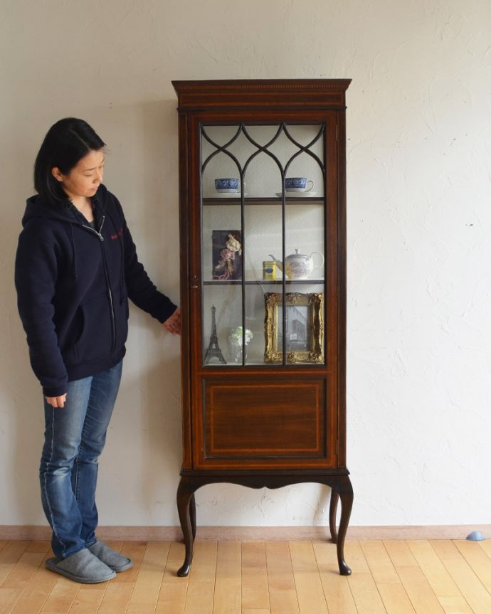 アンティークのキャビネット　アンティーク家具　英国輸入のアンティーク家具、象嵌入りのマホガニー材のガラスキャビネット。こんなキレイなキャビネットがあったら、開くだけで楽しい気持ちになります。(q-942-f)