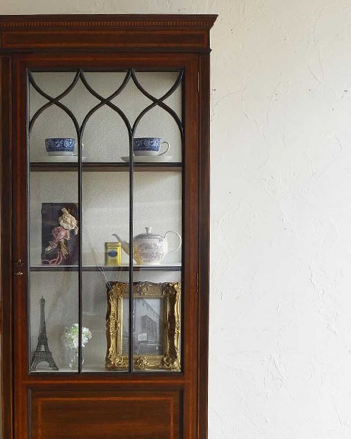 アンティークのキャビネット　アンティーク家具　英国輸入のアンティーク家具、象嵌入りのマホガニー材のガラスキャビネット。ガラスも当時のもの。(q-942-f)