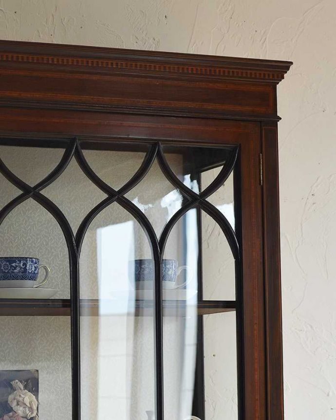 アンティークのキャビネット　アンティーク家具　英国輸入のアンティーク家具、象嵌入りのマホガニー材のガラスキャビネット。アンティークのガラスがキレイにはめ込んであります。(q-942-f)
