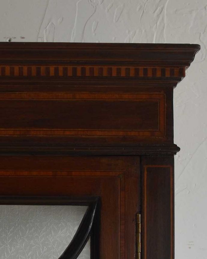 アンティークのキャビネット　アンティーク家具　英国輸入のアンティーク家具、象嵌入りのマホガニー材のガラスキャビネット。風格と品があるので、リビングはもちろん、和室や書斎、客間にも最適。(q-942-f)