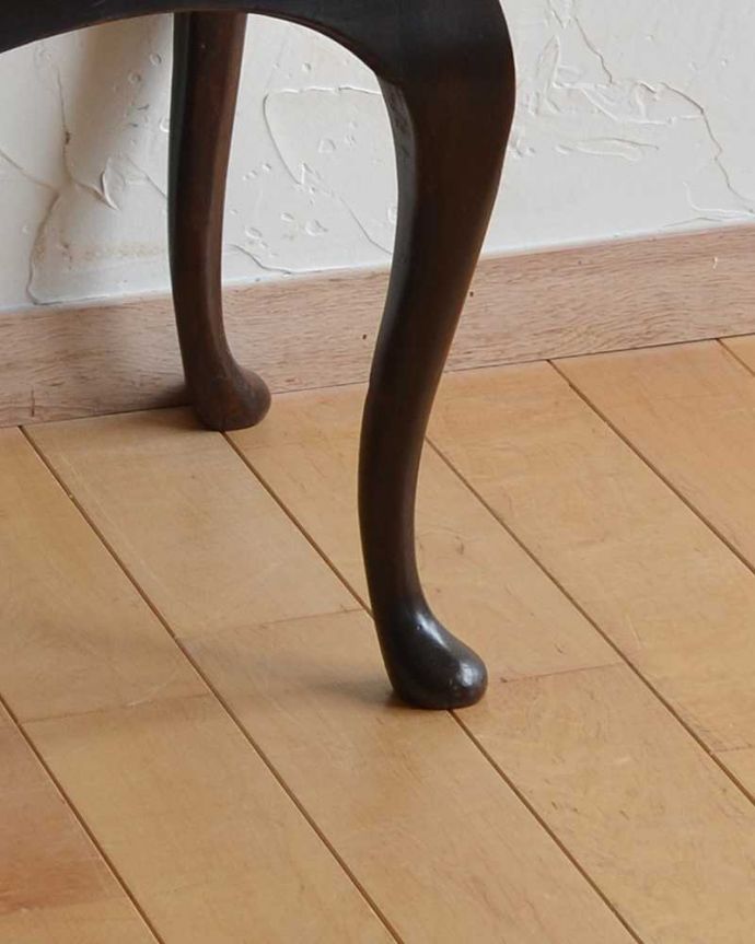 アンティークのキャビネット　アンティーク家具　英国輸入のアンティーク家具、象嵌入りのマホガニー材のガラスキャビネット。安定感のある脚がしっかり支えます。(q-942-f)