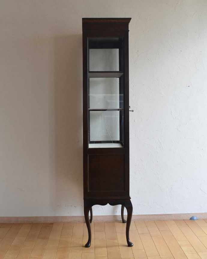 アンティークのキャビネット　アンティーク家具　英国輸入のアンティーク家具、象嵌入りのマホガニー材のガラスキャビネット。横から見てもピカピカです。(q-942-f)