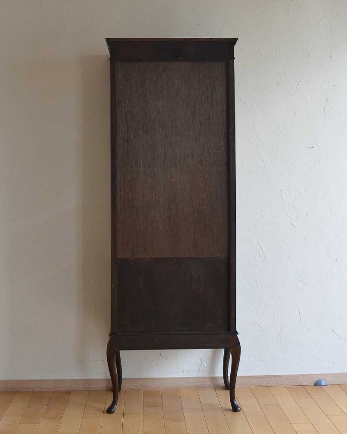 アンティークのキャビネット　アンティーク家具　英国輸入のアンティーク家具、象嵌入りのマホガニー材のガラスキャビネット。アンティークは新品ではないので、もちろん経年変化によるキズはありますが、専門の職人が目立たないようキレイにお直しをしているので、後姿までキレイです。(q-942-f)