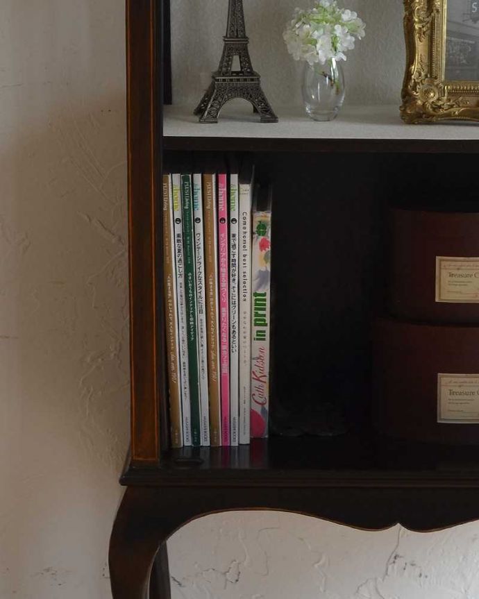 アンティークのキャビネット　アンティーク家具　英国輸入のアンティーク家具、象嵌入りのマホガニー材のガラスキャビネット。雑誌やA4サイズのファイルも収納できます。(q-942-f)