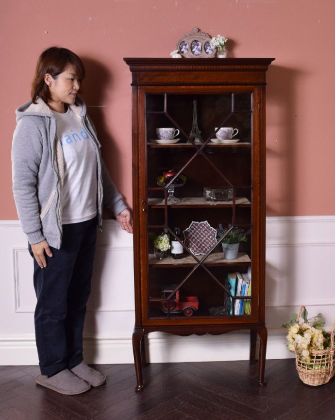 アンティークのキャビネット　アンティーク家具　素敵なアンティークの英国インテリア、シノワズリーのディスプレイキャビネット（飾り棚）。リビングや寝室、玄関などで試してみてください。(q-943-f)