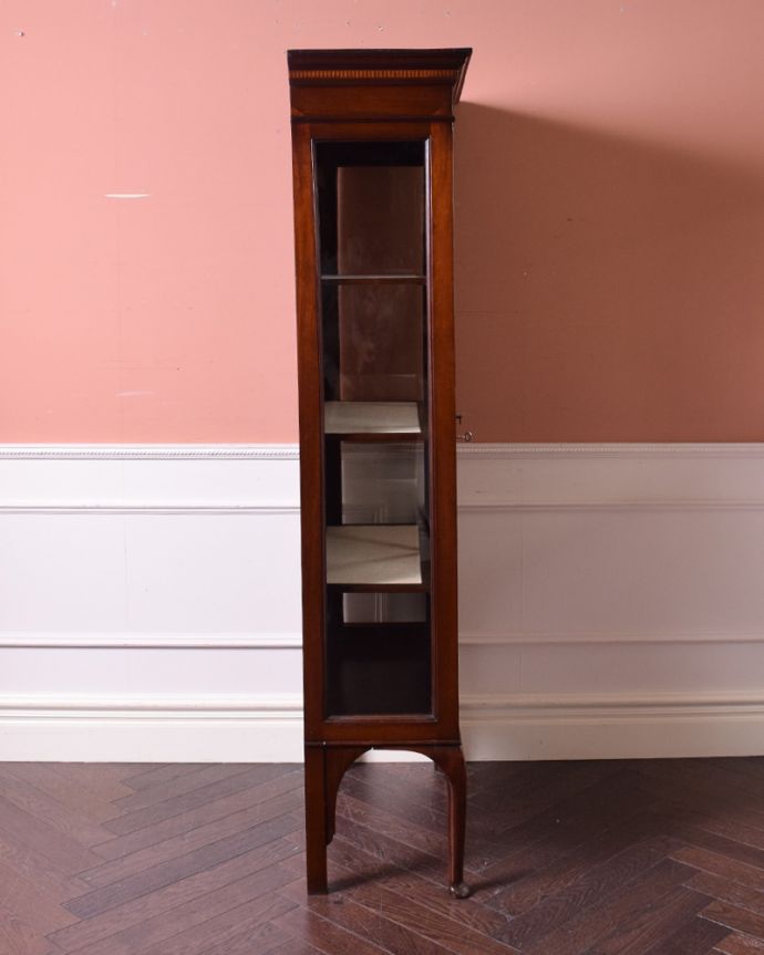 アンティークのキャビネット　アンティーク家具　素敵なアンティークの英国インテリア、シノワズリーのディスプレイキャビネット（飾り棚）。サイドもガラスなので、どこから見ても美しいです！しっかり作られているので、安心してお使いいただけます。(q-943-f)