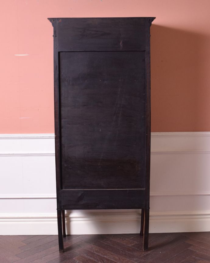 アンティークのキャビネット　アンティーク家具　素敵なアンティークの英国インテリア、シノワズリーのディスプレイキャビネット（飾り棚）。アンティークは新品ではないので、もちろん経年変化によるキズはありますが、専門の職人が目立たないようキレイにお直しをしているので、後姿までキレイです。(q-943-f)