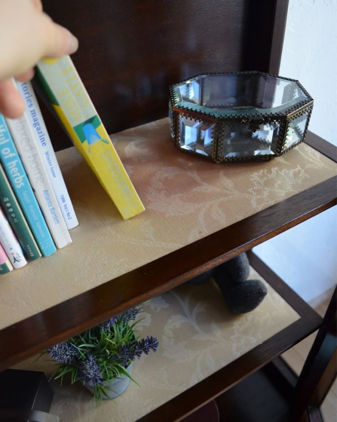 アンティークのキャビネット　アンティーク家具　素敵なアンティークの英国インテリア、シノワズリーのディスプレイキャビネット（飾り棚）。棚板のクロスのデザインは少しベージュがかっていてとても上品です。(q-943-f)