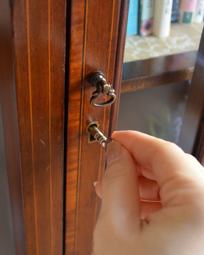 アンティークのキャビネット　アンティーク家具　素敵なアンティークの英国インテリア、シノワズリーのディスプレイキャビネット（飾り棚）。ちょこんと小さな取っ手が付いています。(q-943-f)