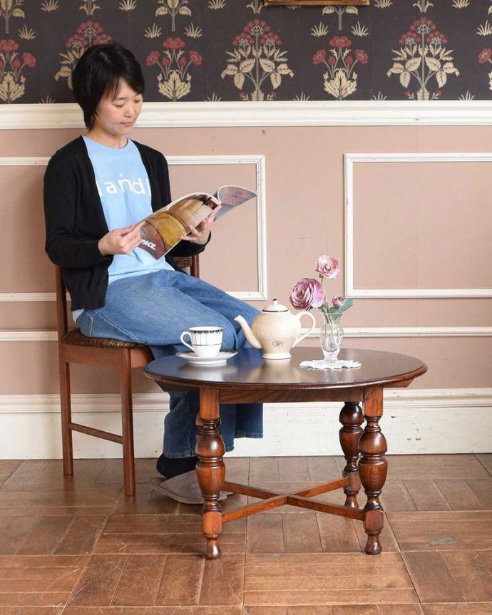 アンティークのテーブル　アンティーク家具　アンティークの英国輸入家具、脚の美しい丸いコーヒーテーブル。どこでも置けるちょうどいいサイズのテーブル。(q-947-f)