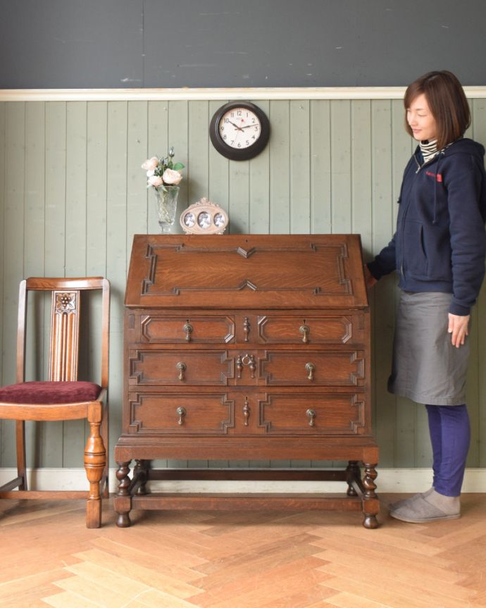 ビューロー　アンティーク家具　英国紳士お好みの重厚感あるデザイン、オーク材のアンティークライティングビューロー。外国製のビューローは装飾があちこちにあるので、絵になるアイテム。(q-948-f)