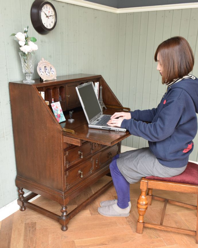 ビューロー　アンティーク家具　英国紳士お好みの重厚感あるデザイン、オーク材のアンティークライティングビューロー。ビューローの扉は、アンティークの鍵を引っ掛けて開閉します。(q-948-f)