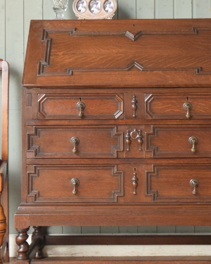 ビューロー　アンティーク家具　英国紳士お好みの重厚感あるデザイン、オーク材のアンティークライティングビューロー。とっても美しい木目です。(q-948-f)