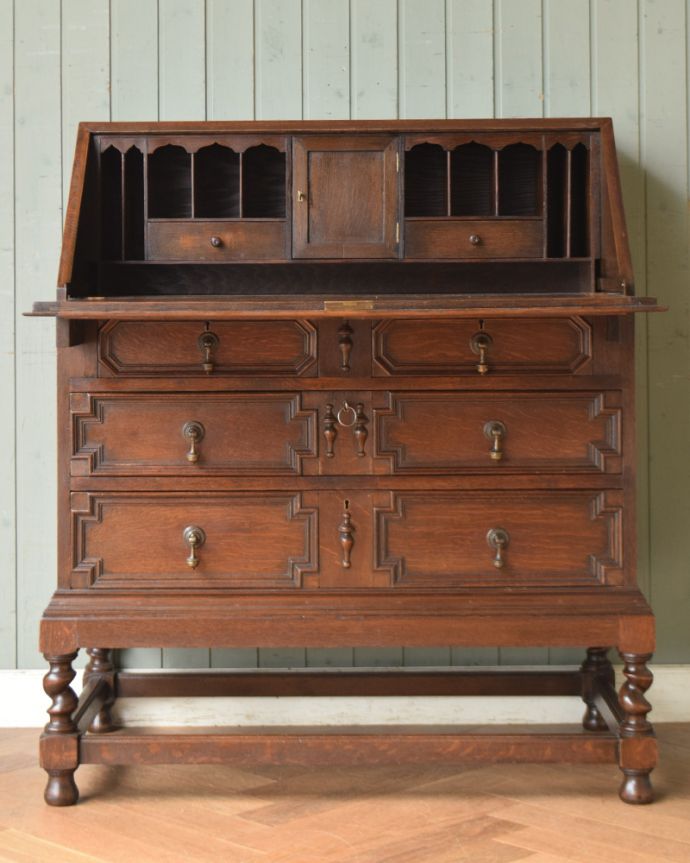 ビューロー　アンティーク家具　英国紳士お好みの重厚感あるデザイン、オーク材のアンティークライティングビューロー。棚に化粧品を片付ければ、奥様のドレッサー代わりにもなりますよ。(q-948-f)