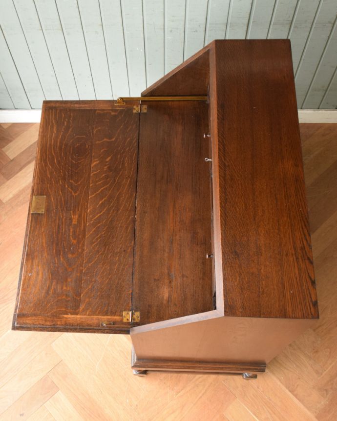 ビューロー　アンティーク家具　英国紳士お好みの重厚感あるデザイン、オーク材のアンティークライティングビューロー。天板もピカピカにお直ししました。(q-948-f)