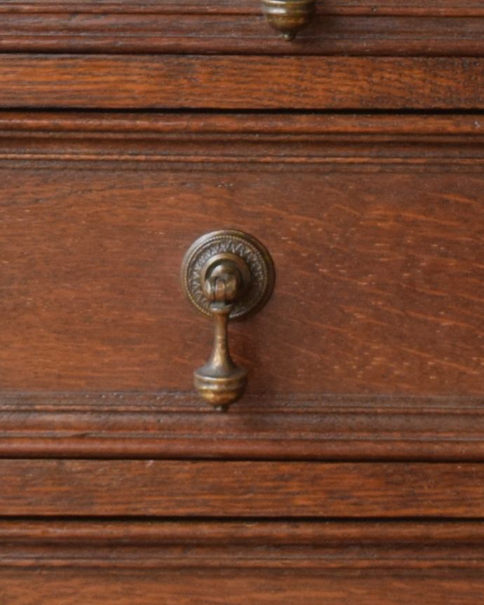 ビューロー　アンティーク家具　英国紳士お好みの重厚感あるデザイン、オーク材のアンティークライティングビューロー。凝っていて高級感があるオシャレな取っ手です。(q-948-f)