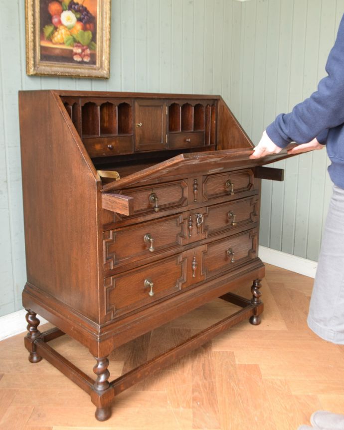 ビューロー　アンティーク家具　英国紳士お好みの重厚感あるデザイン、オーク材のアンティークライティングビューロー。ビューローの支えであるバーは、両サイドに付いています。(q-948-f)