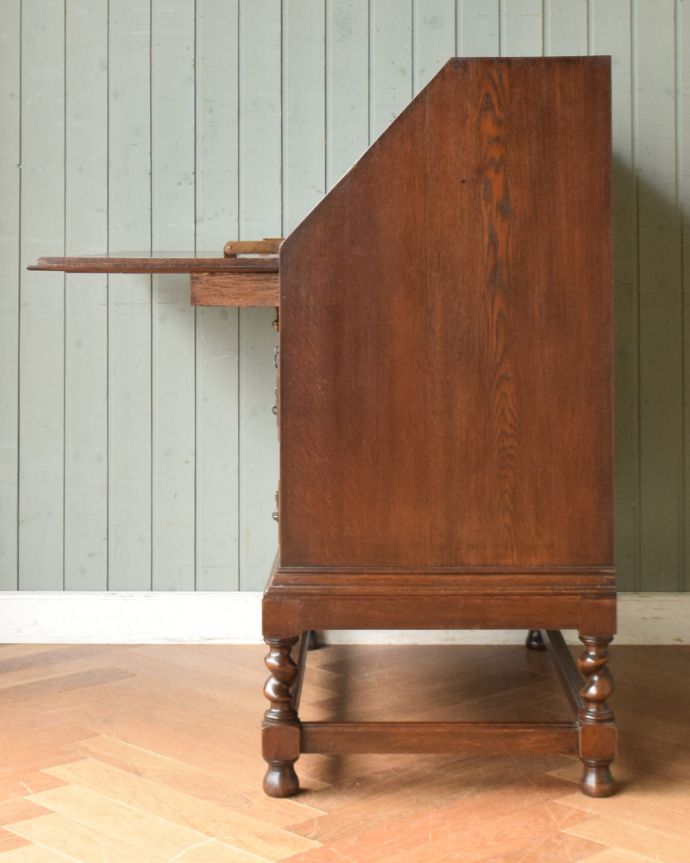 ビューロー　アンティーク家具　英国紳士お好みの重厚感あるデザイン、オーク材のアンティークライティングビューロー。サイドが見えても良いように作られた高級感を感じさせるデザインです。(q-948-f)