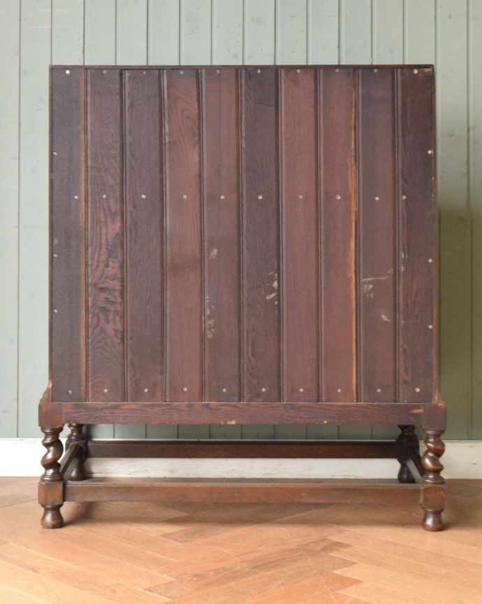 ビューロー　アンティーク家具　英国紳士お好みの重厚感あるデザイン、オーク材のアンティークライティングビューロー。※アンティークは新品ではないので、もちろん経年変化によるキズはありますが、専門の職人が目立たないようキレイにお直しをしているので、後姿までキレイです。(q-948-f)