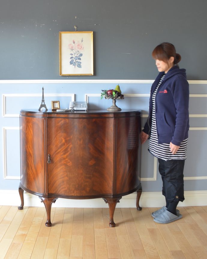 アンティークのキャビネット　アンティーク家具　半月型をした美しいカップボード、英国輸入のアンティーク家具。珍しい木製扉のハーフムーンデザインのキャビネット。(q-949-f)