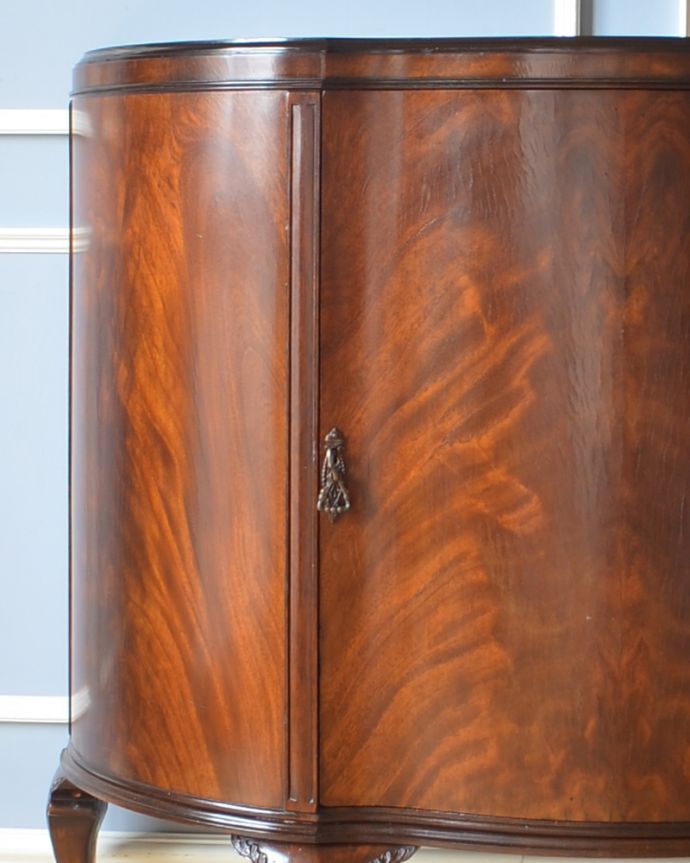 アンティークのキャビネット　アンティーク家具　半月型をした美しいカップボード、英国輸入のアンティーク家具。木目が美しく、高級感と存在感があります。(q-949-f)