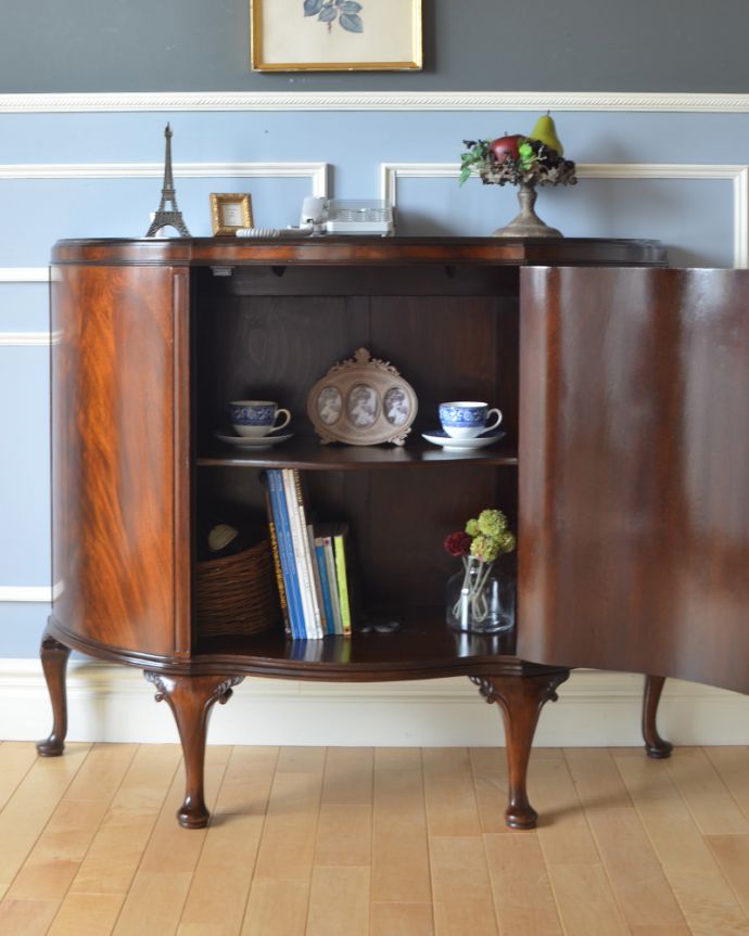 アンティークのキャビネット　アンティーク家具　半月型をした美しいカップボード、英国輸入のアンティーク家具。棚板があるので整理しやすいです。(q-949-f)