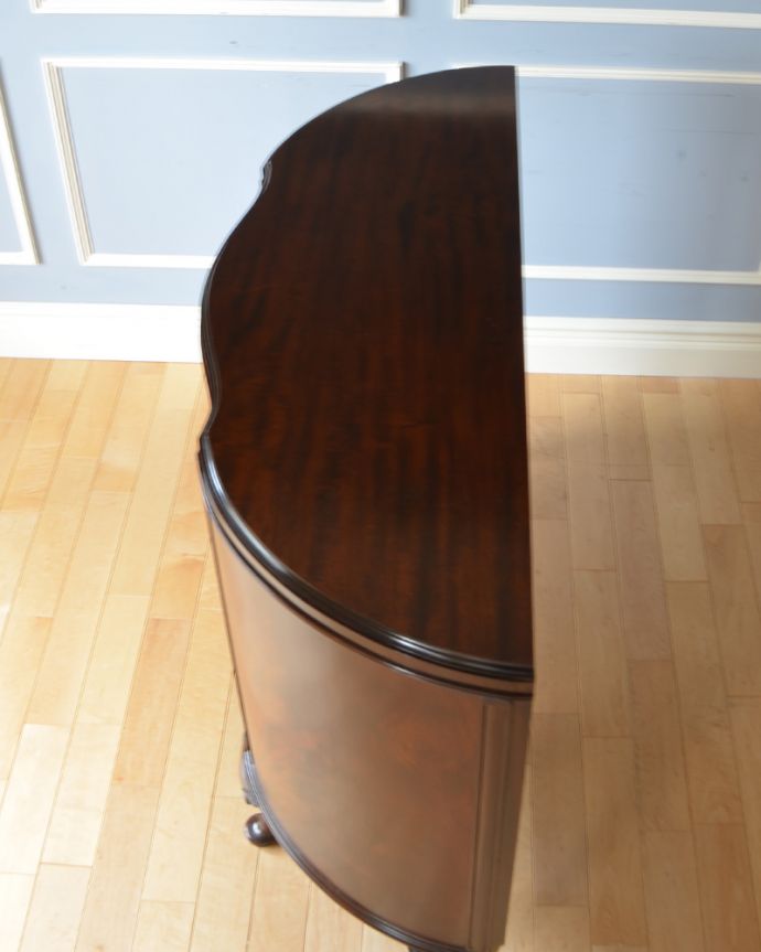 アンティークのキャビネット　アンティーク家具　半月型をした美しいカップボード、英国輸入のアンティーク家具。天板もピカピカにお直ししました。(q-949-f)