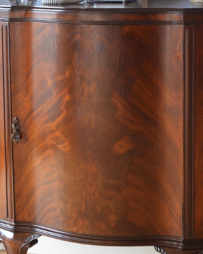 アンティークのキャビネット　アンティーク家具　半月型をした美しいカップボード、英国輸入のアンティーク家具。何より魅力なのが、この木目！まるでオーロラのように優雅でしなやかな動きがとても美しいんです。(q-949-f)
