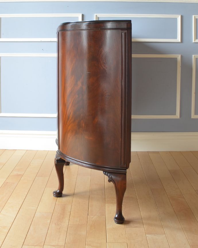 アンティークのキャビネット　アンティーク家具　半月型をした美しいカップボード、英国輸入のアンティーク家具。緩やかなカーブを描いています。(q-949-f)