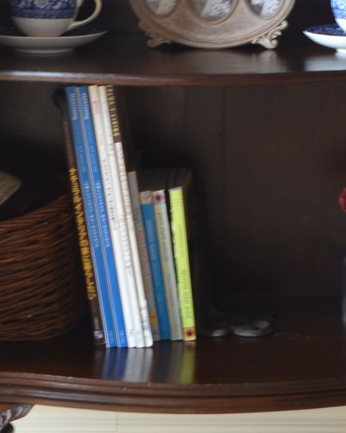 アンティークのキャビネット　アンティーク家具　半月型をした美しいカップボード、英国輸入のアンティーク家具。雑誌サイズも入ります。(q-949-f)