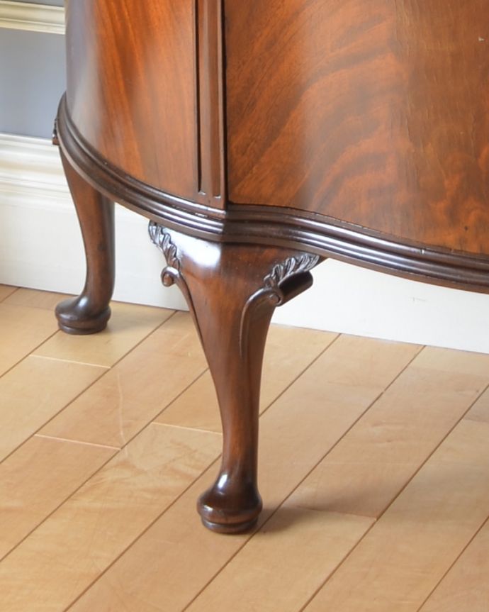 アンティークのキャビネット　アンティーク家具　半月型をした美しいカップボード、英国輸入のアンティーク家具。彫が入った美しい脚がキャビネットをしっかり支えてくれます。(q-949-f)