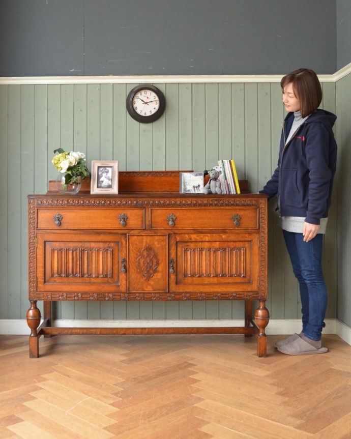 サイドボード　アンティーク家具　英国からきた収納家具、優雅なアンティークサイドボード。贅沢なほどに装飾が施されたサイドボードです。(q-950-f)