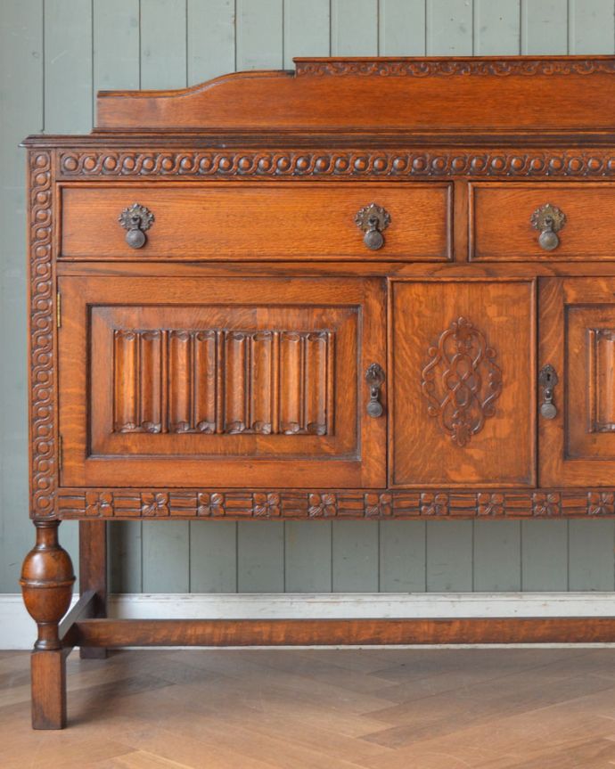 サイドボード　アンティーク家具　英国からきた収納家具、優雅なアンティークサイドボード。リビングに、寝室に、客間に･･･どこでもお部屋の顔になる家具です！リッチな気分で心を満たしてくれます。(q-950-f)