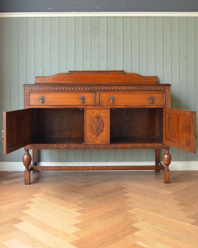 サイドボード　アンティーク家具　英国からきた収納家具、優雅なアンティークサイドボード。扉を開くと、たっぷりの収納スペース。(q-950-f)