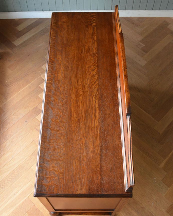 サイドボード　アンティーク家具　英国からきた収納家具、優雅なアンティークサイドボード。広々した天板もキレイに塗装を仕上げました。(q-950-f)