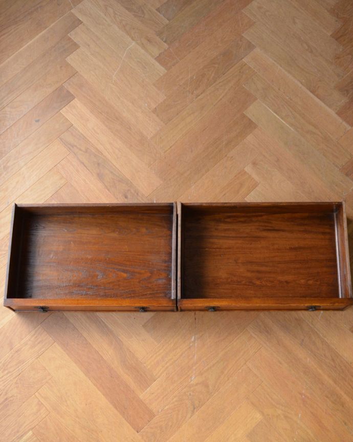 サイドボード　アンティーク家具　英国からきた収納家具、優雅なアンティークサイドボード。引き出しがあるので細かいものもしまえます。(q-950-f)