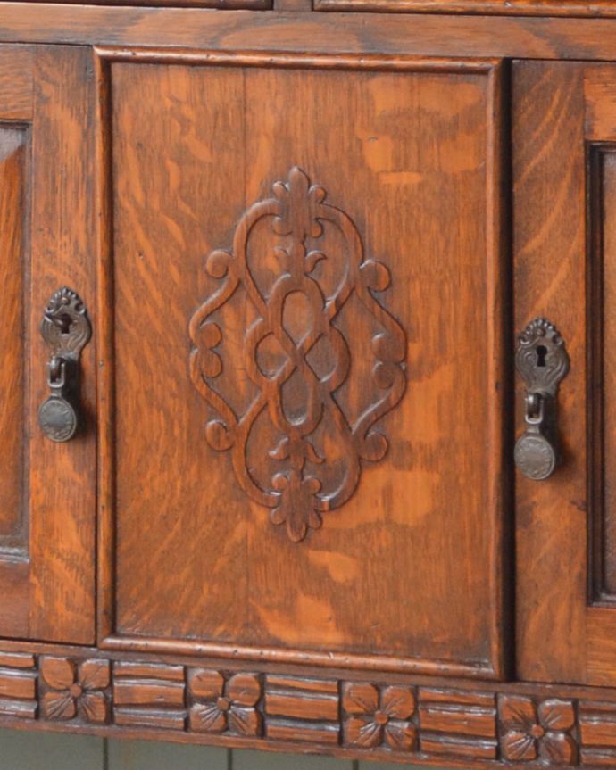 サイドボード　アンティーク家具　英国からきた収納家具、優雅なアンティークサイドボード。ワンポイントの装飾がとってもステキ！英国の家具らしい重厚感があります。(q-950-f)