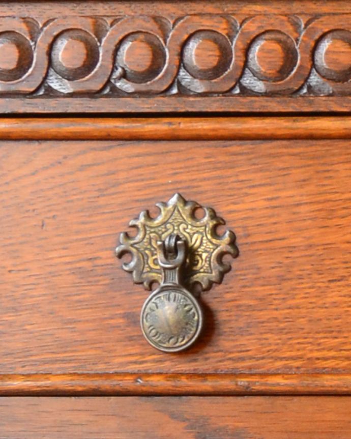 サイドボード　アンティーク家具　英国からきた収納家具、優雅なアンティークサイドボード。扉と引き出しの取っ手は全てお揃いです。(q-950-f)