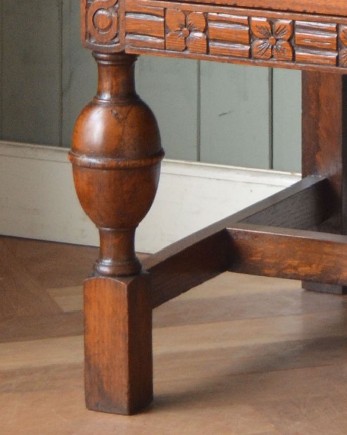 サイドボード　アンティーク家具　英国からきた収納家具、優雅なアンティークサイドボード。どっしりとした貫禄のある脚。(q-950-f)