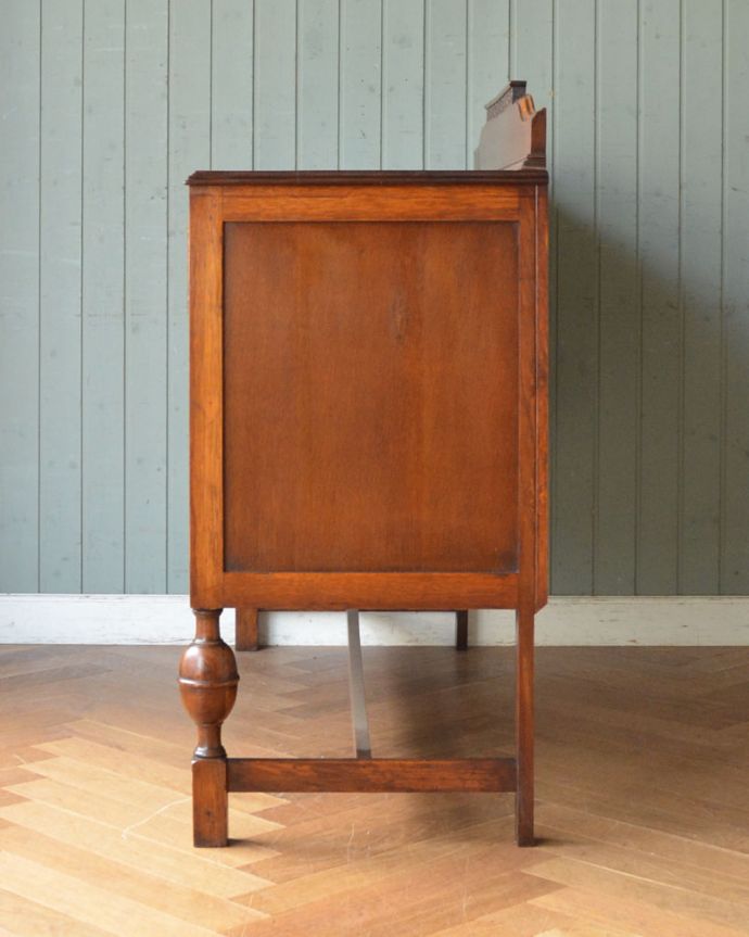 サイドボード　アンティーク家具　英国からきた収納家具、優雅なアンティークサイドボード。サイドから見てもキレイな状態です。(q-950-f)