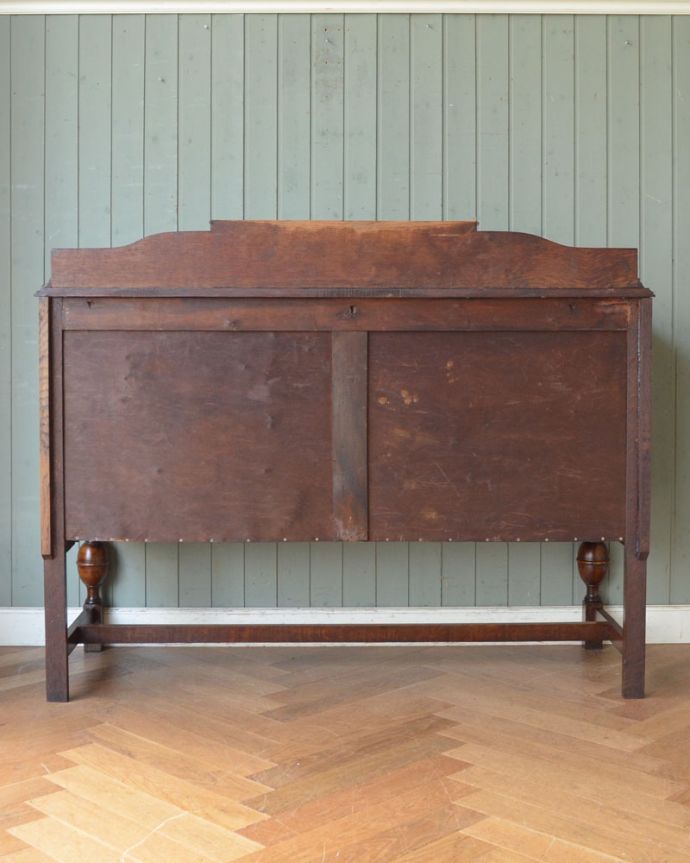 サイドボード　アンティーク家具　英国からきた収納家具、優雅なアンティークサイドボード。アンティークは新品ではないので、もちろん経年変化によるキズはありますが、専門の職人が目立たないようキレイにお直しをしているので、後姿までキレイです。(q-950-f)