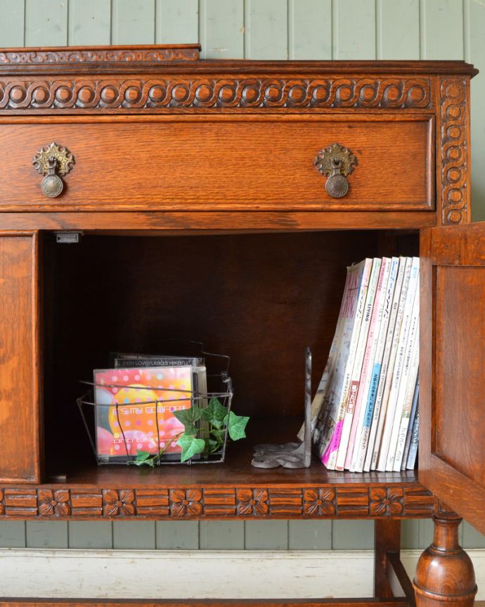 サイドボード　アンティーク家具　英国からきた収納家具、優雅なアンティークサイドボード。雑誌やA4サイズのファイルも収納できます。(q-950-f)