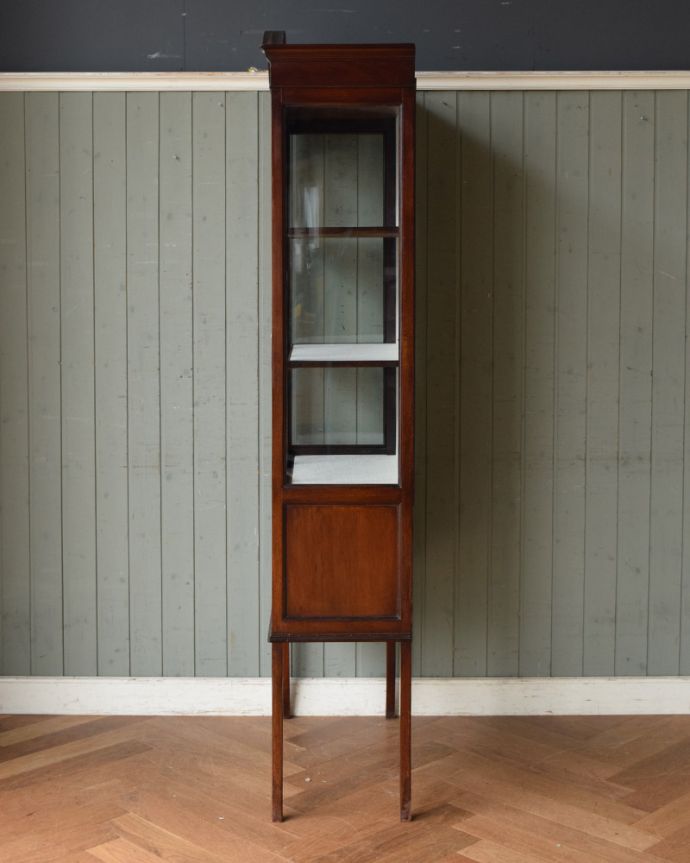 アンティークのキャビネット　アンティーク家具　象嵌入りの美しい英国インテリア、アンティークガラスキャビネット（鍵付き）。サイドもガラスなので、どこから見ても美しいです！しっかり作られているので、安心してお使いいただけます。(q-951-f)