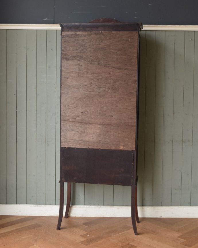 アンティークのキャビネット　アンティーク家具　象嵌入りの美しい英国インテリア、アンティークガラスキャビネット（鍵付き）。アンティークは新品ではないので、もちろん経年変化によるキズはありますが、専門の職人が目立たないようキレイにお直しをしているので、後姿までキレイです。(q-951-f)