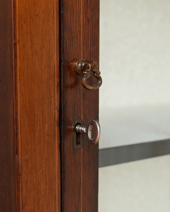 アンティークのキャビネット　アンティーク家具　象嵌入りの美しい英国インテリア、アンティークガラスキャビネット（鍵付き）。小さな可愛い取っ手です。(q-951-f)